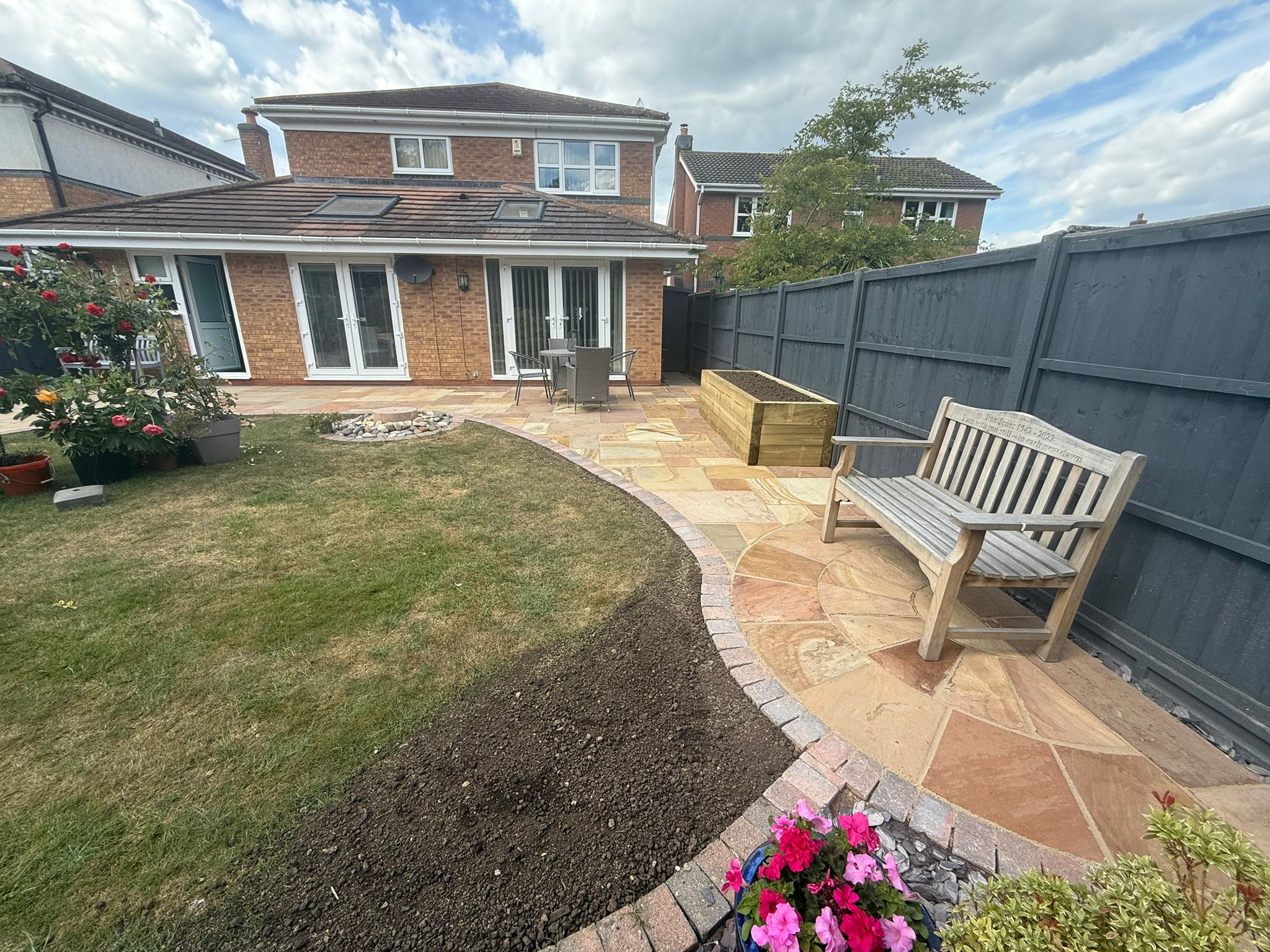 Seastone driveway with clean paving and border detail